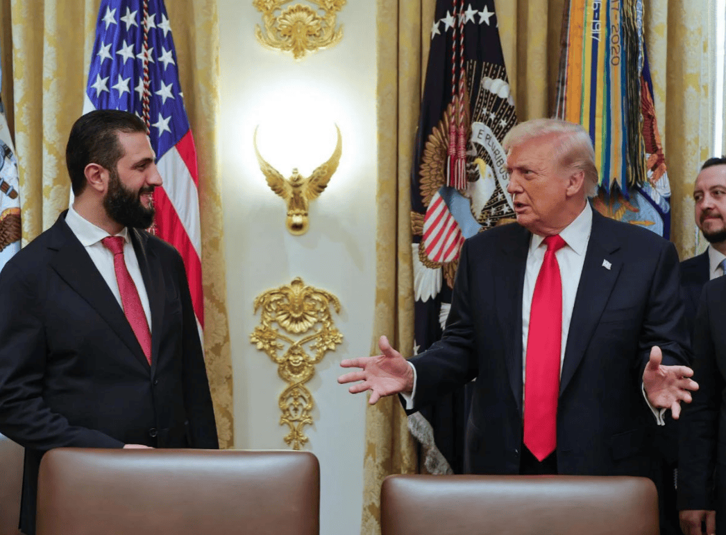 朱拉尼在合照中站得笔直<strong></p>
<p>虚拟币母币字币值钱吗</strong>，特朗普把人叫来白宫，却连正门都不让走