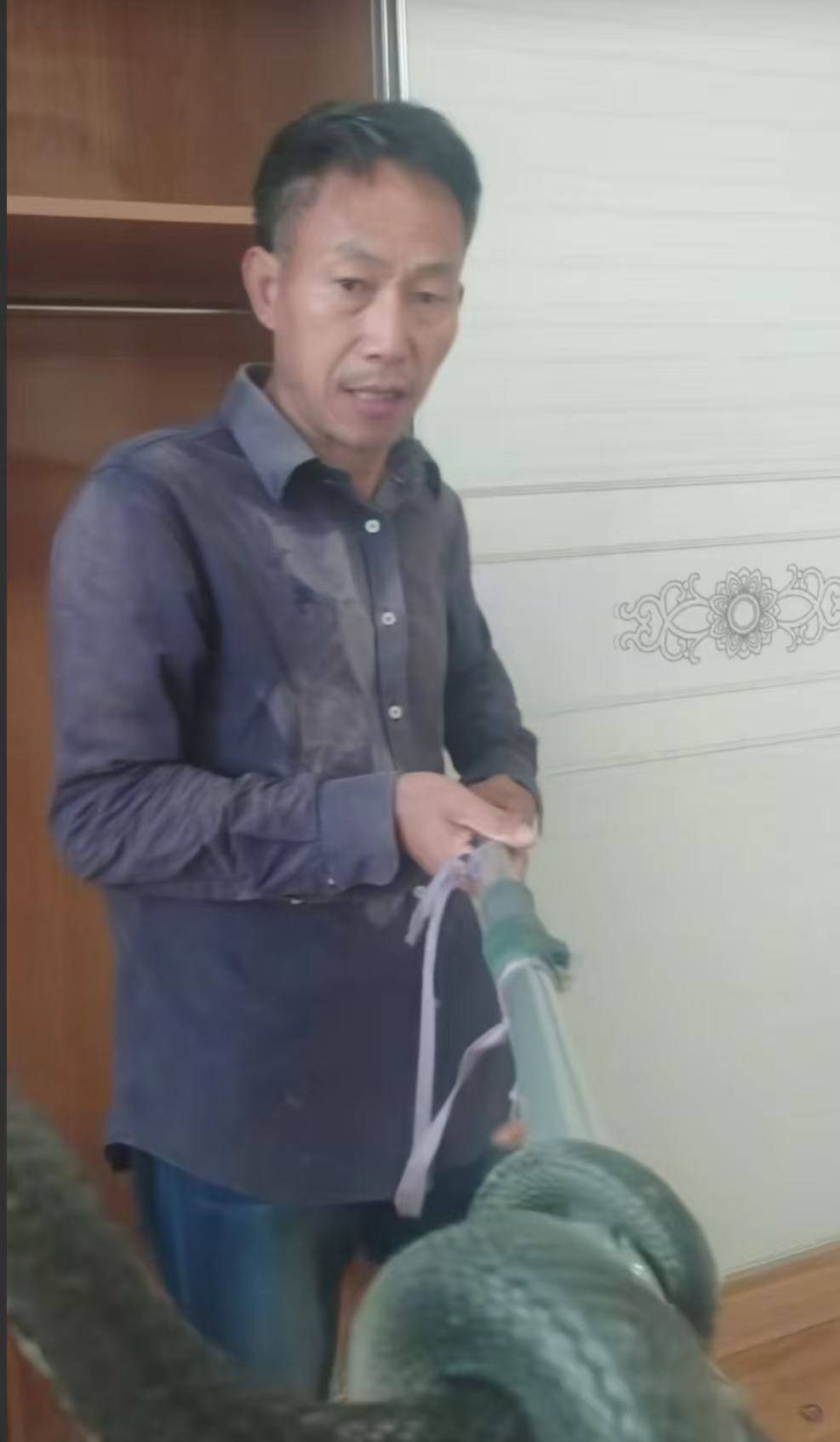 “蛇被我甩开了<strong></p>
<p>虚拟币母币字币值钱吗</strong>，没完全注射毒液”，湖南直播抓蛇被咬伤网红被警方拘留后发声道歉