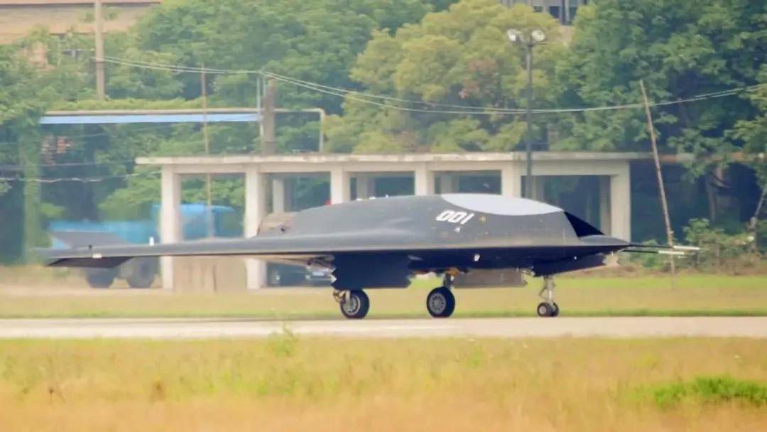 代号“玄龙”！攻击-11官宣服役<strong></p>
<p>抹茶虚拟币livecoin</strong>，与歼-20、歼-16编队飞行