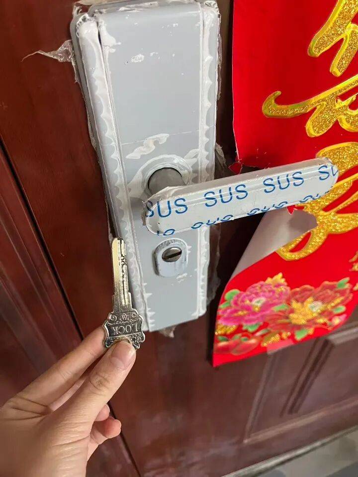 半小时收费4170元<strong></p>
<p>虚拟钱包充币</strong>！女大学生网购“上门开锁”遭遇天价账单