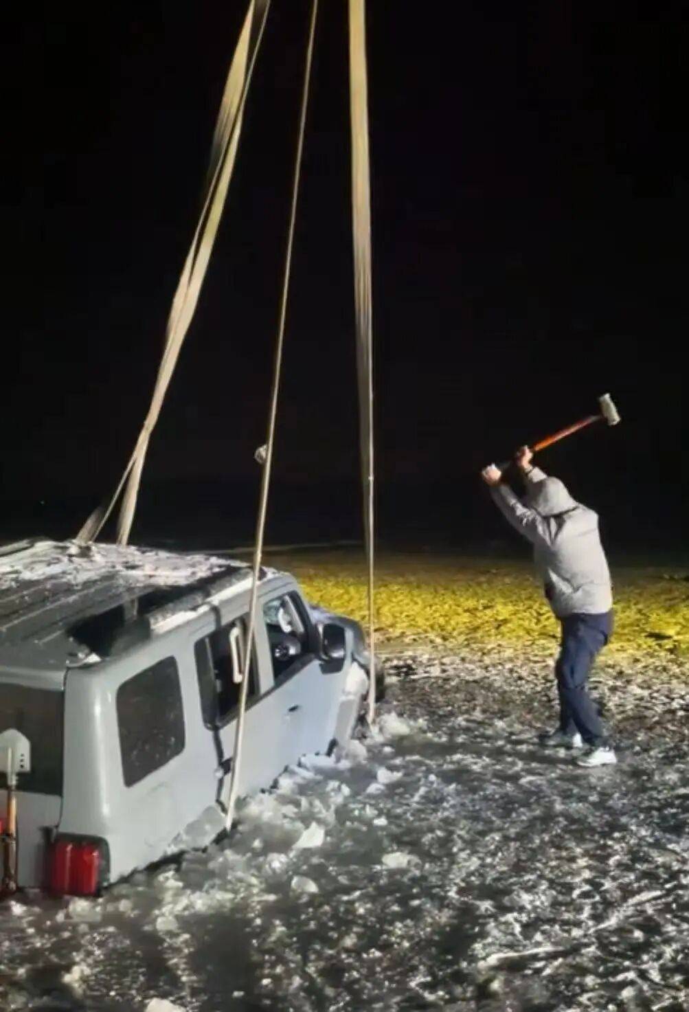 河北一越野车在水库冰面练漂移<strong></p>
<p>mci虚拟币</strong>,冰层突然破裂,车轮落水被冻6小时,找来吊车深夜将车吊出