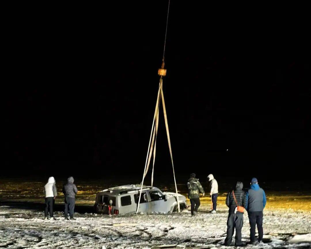 河北一越野车在水库冰面练漂移<strong></p>
<p>mci虚拟币</strong>,冰层突然破裂,车轮落水被冻6小时,找来吊车深夜将车吊出