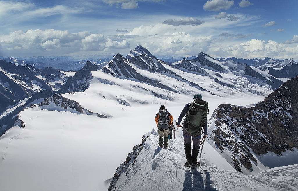 为给大学生拍登顶照片 向导从5300米雪山坠亡