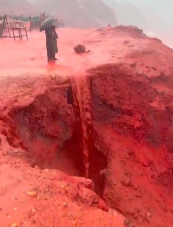 罕见!伊朗霍尔木兹岛遭遇强降雨<strong></p>
<p>虚拟币地址合并检测</strong>,部分海域变成“血色海洋”