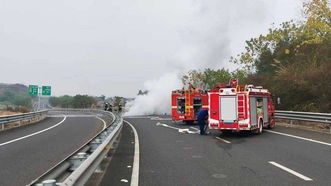 四川高速上一汽车突发自燃！车内两人闻到异味后果断弃车<strong></p>
<p>虚拟币地址合并检测</strong>，成功逃生