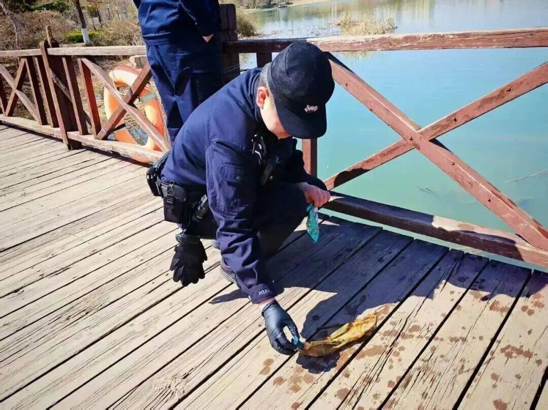 在公园游玩发现子弹<strong></p>
<p>貔貅盘虚拟币</strong>,果断报警!淄博这两名小学生,真棒!