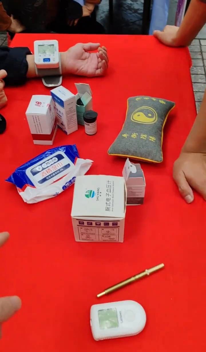 杭州一诊所用一个针头给15人采血，居民担心传染疾病，诊所负责人：已开除涉事员工，并带采血居民体检打疫苗