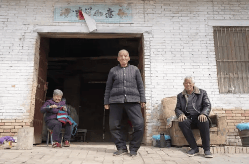 五百块从树农手里买走<strong></p>
<p>买卖虚拟币被判刑吗</strong>，数万、十几万卖到别墅区：一棵老柿树的奇幻漂流